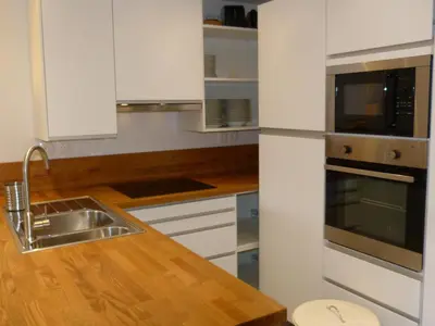 Cuisine ou kitchenette dans l'établissement Appartement rénové 4 pièces pour 8 au coeur d'Arc 1800, animaux admis - FR-1-411-600