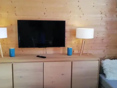 Télévision ou salle de divertissement dans l'établissement Appartement rénové 4 pièces pour 8 au coeur d'Arc 1800, animaux admis - FR-1-411-600