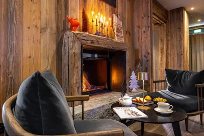 Coin salon dans l'établissement Hotel MONT-BLANC VAL D'ISERE