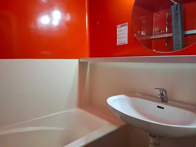 Salle de bains dans l'établissement Studio ski aux pieds pour 4 à Arc 2000 - FR-1-411-423
