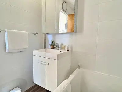 Salle de bains dans l'établissement Charmant studio cabine Sud rénové, proche pistes, 4 pers - FR-1-411-555