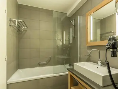 Salle de bains dans l'établissement Duplex 4 chambres avec piscine, spa et parking aux Arcs 1800 - FR-1-352-55
