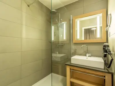 Salle de bains dans l'établissement Duplex 4 chambres avec piscine, spa et parking aux Arcs 1800 - FR-1-352-55
