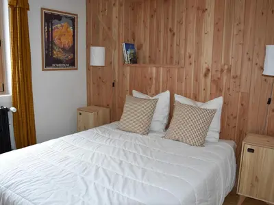 Un ou plusieurs lits dans un hébergement de l'établissement Chalet ensoleillé avec balcon et poêle à bois - FR-1-464-163