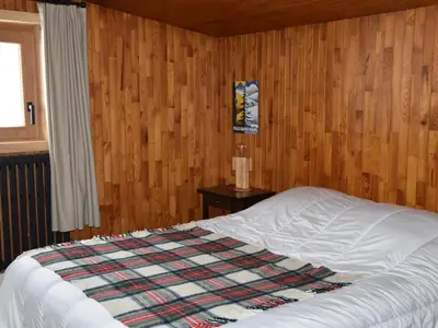 Un ou plusieurs lits dans un hébergement de l'établissement Chalet ensoleillé avec balcon et poêle à bois - FR-1-464-163