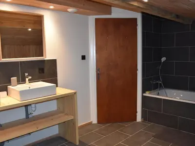 Salle de bains dans l'établissement Chalet ensoleillé avec balcon et poêle à bois - FR-1-464-163