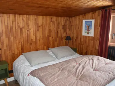 Un ou plusieurs lits dans un hébergement de l'établissement Chalet ensoleillé avec balcon et poêle à bois - FR-1-464-163