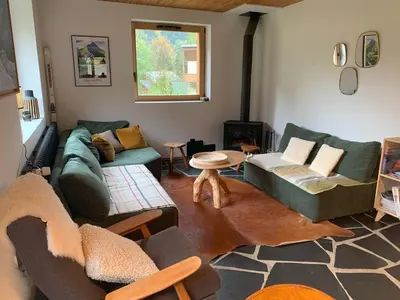Coin salon dans l'établissement Chalet ensoleillé avec balcon et poêle à bois - FR-1-464-163