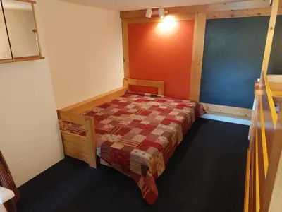 Un ou plusieurs lits dans un hébergement de l'établissement Duplex 2 pièces au pied des pistes pour 4 pers. à Arc 1800 - FR-1-411-175
