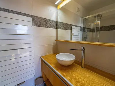 Salle de bains dans l'établissement Confort moderne 2 chambres + coin montagne, 6 pers, proche pistes - FR-1-352-61