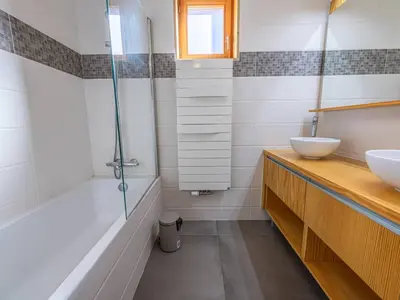 Salle de bains dans l'établissement Confort moderne 2 chambres + coin montagne, 6 pers, proche pistes - FR-1-352-61