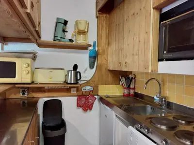Cuisine ou kitchenette dans l'établissement Appartement 2 pièces 6 personnes près des pistes avec WiFi et parking - FR-1-411-637