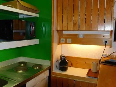 Cuisine ou kitchenette dans l'établissement Duplex skis aux pieds à Arc 1800, 5 pers, animaux admis - FR-1-411-274