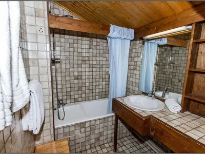 Salle de bains dans l'établissement Appartement cosy 4 pers. Val-d'Isère, balcon sud - FR-1-518-7
