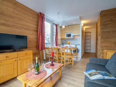 Cuisine ou kitchenette dans l'établissement Apartment Le Prariond - Val Claret-11 by Interhome