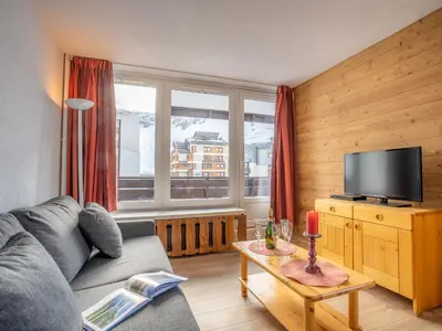 Télévision ou salle de divertissement dans l'établissement Apartment Le Prariond - Val Claret-11 by Interhome