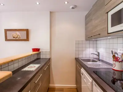 Cuisine ou kitchenette dans l'établissement Studio Le Borsat - Val Claret-14 by Interhome