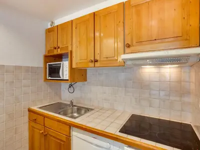 Cuisine ou kitchenette dans l'établissement Apartment Le Schuss - Val Claret-6 by Interhome
