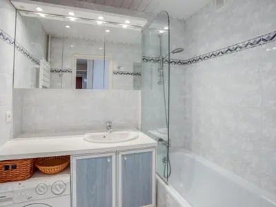 Salle de bains dans l'établissement Apartment Le Curling A - Val Claret-20 by Interhome