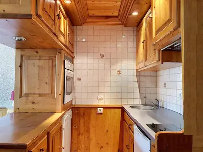 Cuisine ou kitchenette dans l'établissement Confortable 2P Cabine, 4 Pers, Pied des Pistes à Val-d'Isère - FR-1-518-3