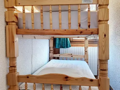 Un ou plusieurs lits dans un hébergement de l'établissement Confortable 2P Cabine, 4 Pers, Pied des Pistes à Val-d'Isère - FR-1-518-3