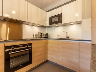 Cuisine ou kitchenette dans l'établissement Superbe appartement aux Arcs 1800, 7 couchages, piscine, spa, fitness, parking, ski aux pieds - FR-1-352-58