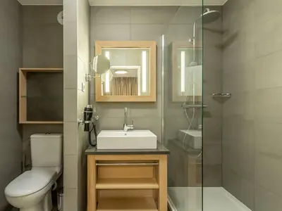 Salle de bains dans l'établissement Superbe appartement aux Arcs 1800, 7 couchages, piscine, spa, fitness, parking, ski aux pieds - FR-1-352-58