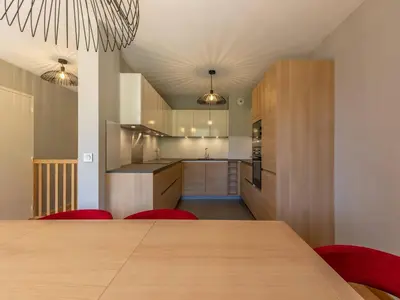 Cuisine ou kitchenette dans l'établissement Duplex moderne 3 Chambres - Balcon, Piscine, Spa, Ski aux pieds - FR-1-352-57