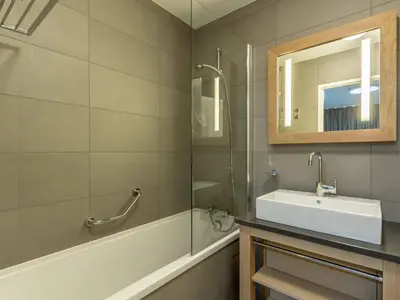 Salle de bains dans l'établissement Duplex moderne 3 Chambres - Balcon, Piscine, Spa, Ski aux pieds - FR-1-352-57