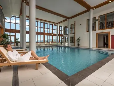 Piscine de l'établissement Duplex moderne 3 Chambres - Balcon, Piscine, Spa, Ski aux pieds - FR-1-352-57 ou située à proximité