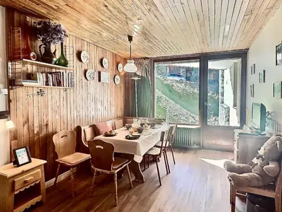 Coin salon dans l'établissement Appartement 2 Pièces pour 4 à Tignes Le Lac - FR-1-411-666