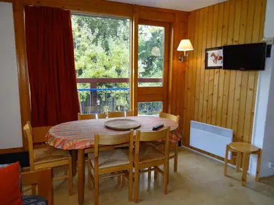 Télévision ou salle de divertissement dans l'établissement Bel appartement 3 pièces pour 6, proche pistes et commerces à Arc 1800 - FR-1-411-163