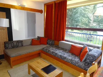 Coin salon dans l'établissement Bel appartement 3 pièces pour 6, proche pistes et commerces à Arc 1800 - FR-1-411-163