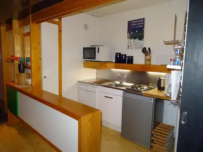 Cuisine ou kitchenette dans l'établissement Bel appartement 3 pièces pour 6, proche pistes et commerces à Arc 1800 - FR-1-411-163