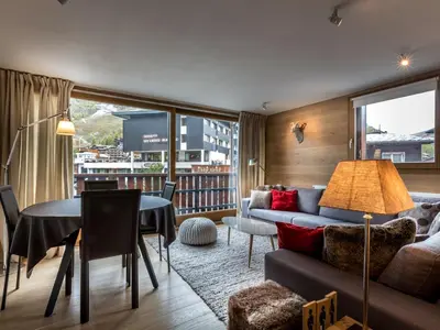 Coin salon dans l'établissement Charmant appartement 2 chambres, centre Val-d'Isère, proche pistes, WIFI inclus - FR-1-519-2