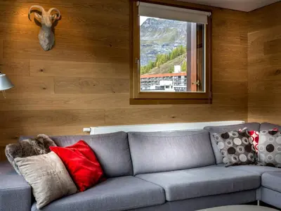 Coin salon dans l'établissement Charmant appartement 2 chambres, centre Val-d'Isère, proche pistes, WIFI inclus - FR-1-519-2