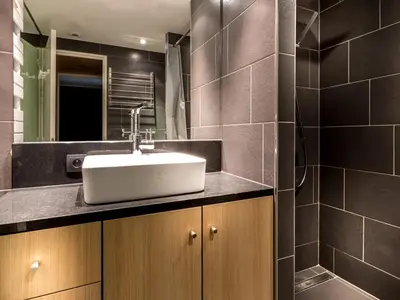 Salle de bains dans l'établissement Charmant appartement 2 chambres, centre Val-d'Isère, proche pistes, WIFI inclus - FR-1-519-2