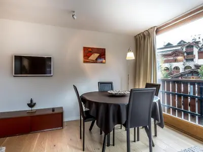 Télévision ou salle de divertissement dans l'établissement Charmant appartement 2 chambres, centre Val-d'Isère, proche pistes, WIFI inclus - FR-1-519-2