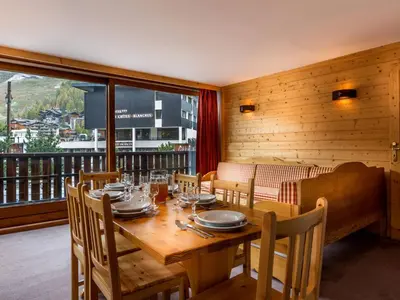 Coin salon dans l'établissement Appartement au centre, près des pistes, avec WIFI, jusqu'à 6 personnes - FR-1-519-11