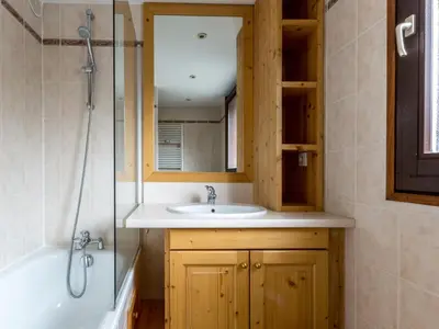 Salle de bains dans l'établissement Appartement au centre, près des pistes, avec WIFI, jusqu'à 6 personnes - FR-1-519-11