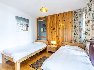 Un ou plusieurs lits dans un hébergement de l'établissement Appartement spacieux pour 7 pers., centre-ville, proche pistes, avec WIFI - FR-1-519-13