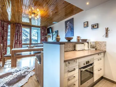 Cuisine ou kitchenette dans l'établissement Appartement spacieux pour 7 pers., centre-ville, proche pistes, avec WIFI - FR-1-519-13