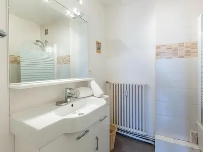 Salle de bains dans l'établissement Appartement spacieux pour 7 pers., centre-ville, proche pistes, avec WIFI - FR-1-519-13
