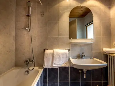 Salle de bains dans l'établissement Appartement centre-ville, proche pistes, 10 pers, WiFi - FR-1-519-14