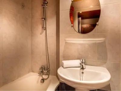 Salle de bains dans l'établissement Appartement centre-ville, proche pistes, 10 pers, WiFi - FR-1-519-14