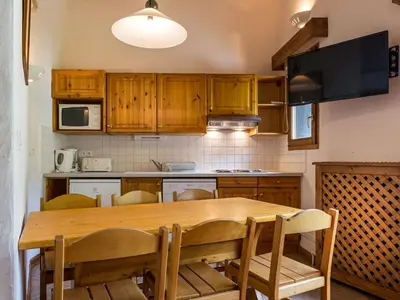 Cuisine ou kitchenette dans l'établissement Superbe appartement au centre, proche pistes & commerces, 6 pers, WIFI - FR-1-519-21