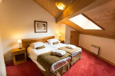 Un ou plusieurs lits dans un hébergement de l'établissement Huge Superior 4 Bedroom Apartment, Arc 1950, Les Arc, Spaciously Sleeps 8 to 10 over two floors, Ski In Ski Out
