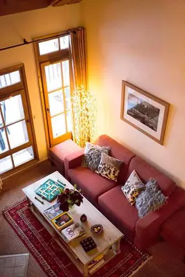 Coin salon dans l'établissement Huge Superior 4 Bedroom Apartment, Arc 1950, Les Arc, Spaciously Sleeps 8 to 10 over two floors, Ski In Ski Out