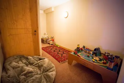 Coin salon dans l'établissement Huge Superior 4 Bedroom Apartment, Arc 1950, Les Arc, Spaciously Sleeps 8 to 10 over two floors, Ski In Ski Out