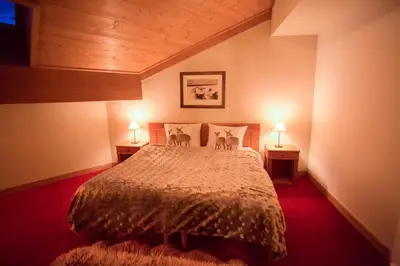 Un ou plusieurs lits dans un hébergement de l'établissement Huge Superior 4 Bedroom Apartment, Arc 1950, Les Arc, Spaciously Sleeps 8 to 10 over two floors, Ski In Ski Out